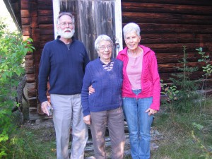 Larry Rodine, Sigrid Andersson, Carol Rodine utanför Wallner/Hallbergs bostuga